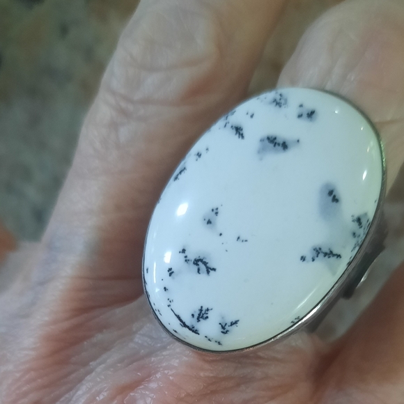 Noisy Plume White Dentric Agate Ring. Size 9. Elegant White and Black Stone Ring - Picture 4 of 4